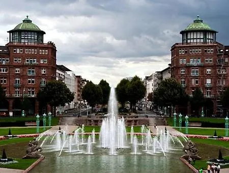 Apartment 1a 3 Comfortable Room, Private Calm Apartment, Next To Center, Inclusive Private Car Park, Full Equipped Kitchen, 100mbps Wifi, One Minute To Tram Station, Smart Tv, Etc! Whatsapp Support, No Additional Costs! Mannheim