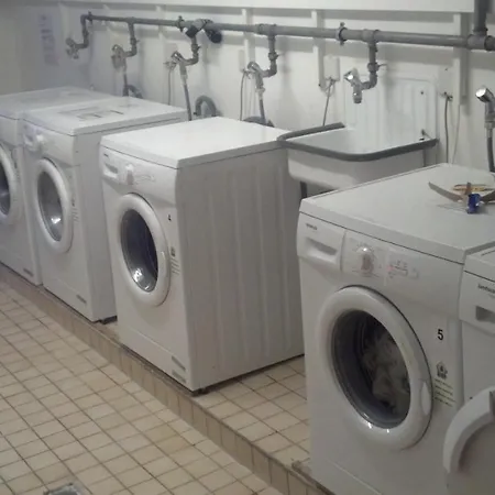 Apartment 1a 3 Comfortable Room, Private Calm Apartment, Next To Center, Inclusive Private Car Park, Full Equipped Kitchen, 100mbps Wifi, One Minute To Tram Station, Smart Tv, Etc! Whatsapp Support, No Additional Costs! Mannheim